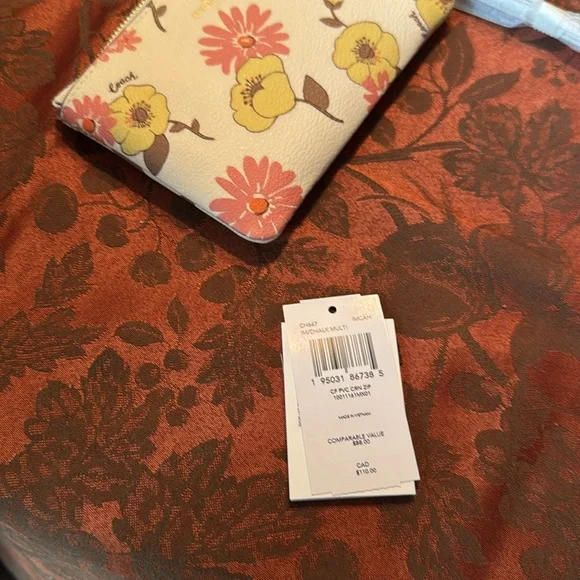 Coach Floral Print Women's Corner Zip NWT - Picture 7 of 10